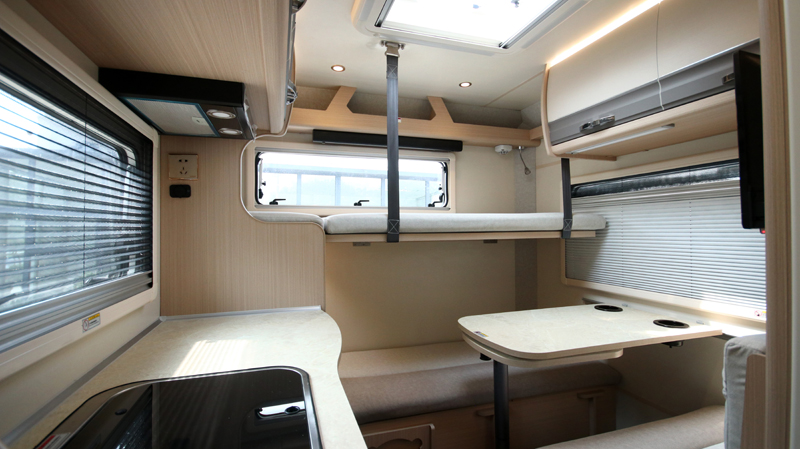 上下鋪床的房車(chē)，空間利用真合適