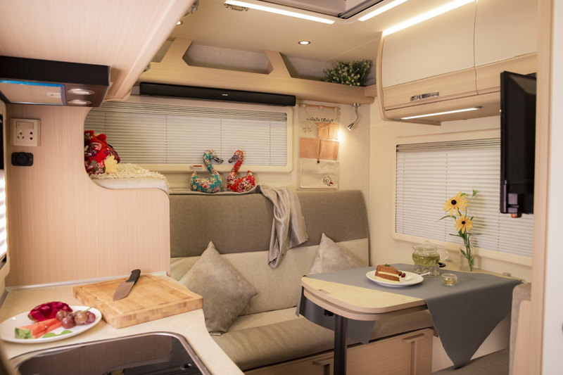 不懼荒野，不怕泥濘，四驅房車更給力