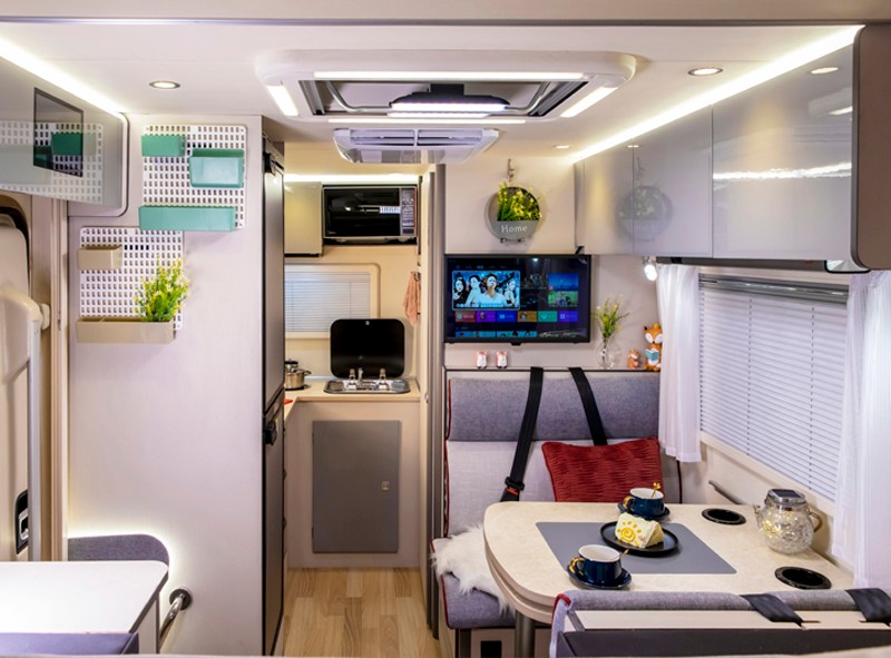 不懼荒野，不怕泥濘，四驅房車更給力