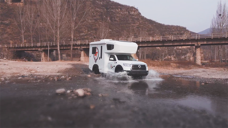 極致動(dòng)力、四驅(qū)越野，樣樣都強(qiáng)，就是這款房車