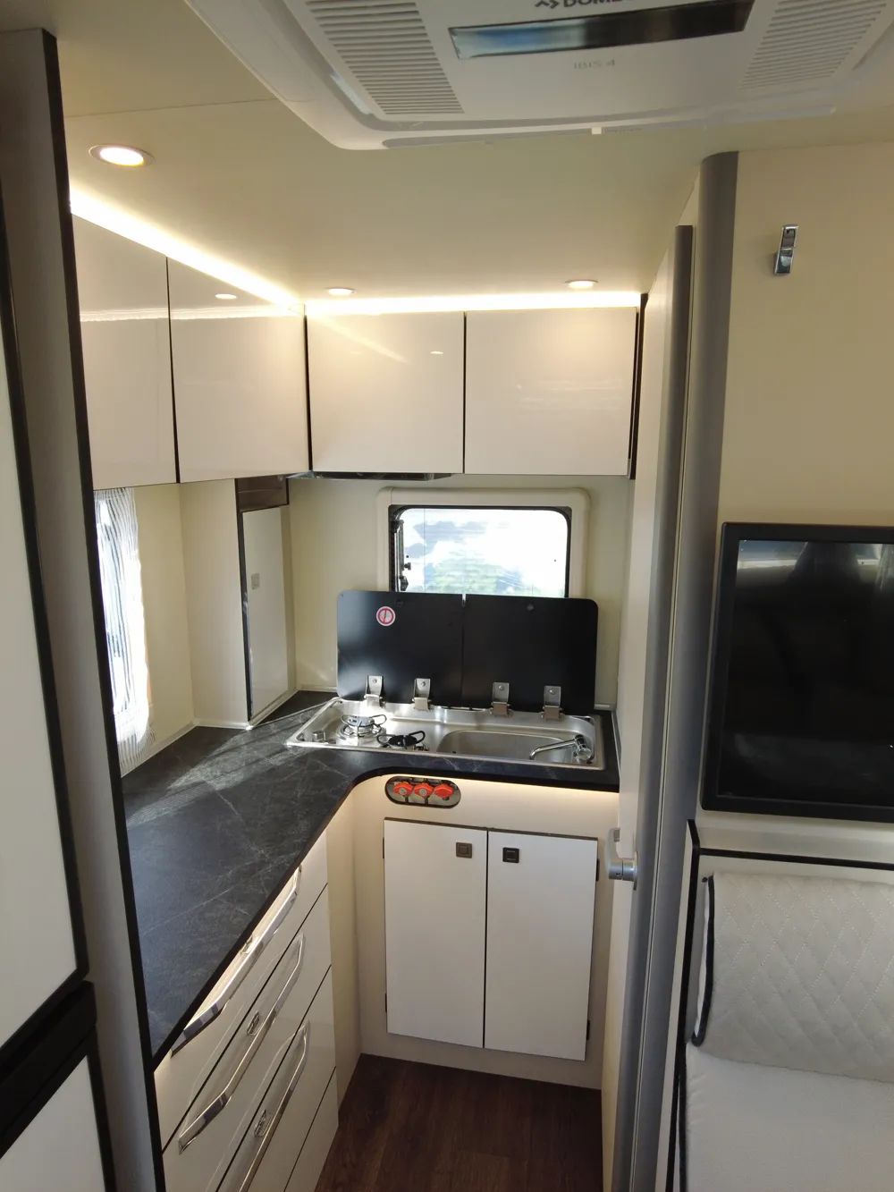 疫情之下，我們?yōu)槭裁催x擇房車出行？