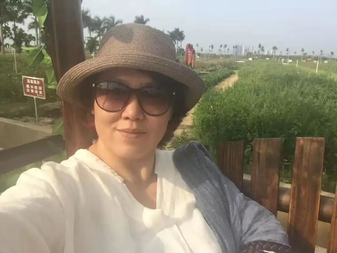 58歲的她，自駕房車旅居，一人兩犬，活成了自己喜歡的樣子