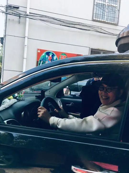 58歲的她，自駕房車旅居，一人兩犬，活成了自己喜歡的樣子