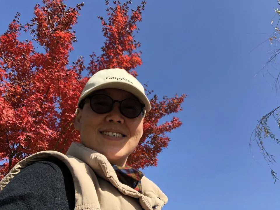 58歲的她，自駕房車旅居，一人兩犬，活成了自己喜歡的樣子