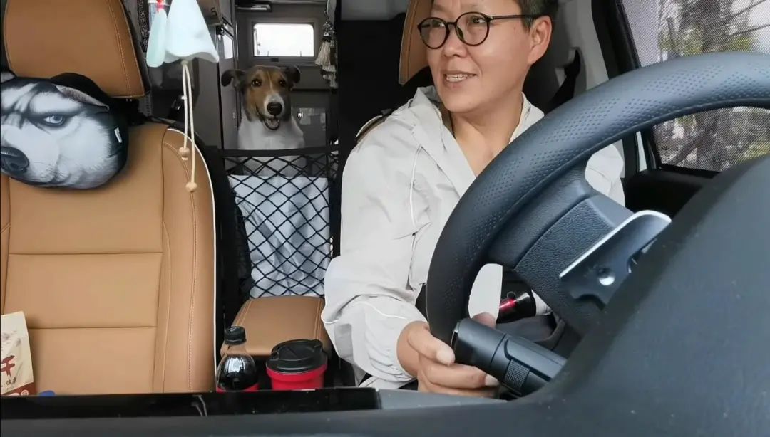 58歲的她，自駕房車旅居，一人兩犬，活成了自己喜歡的樣子