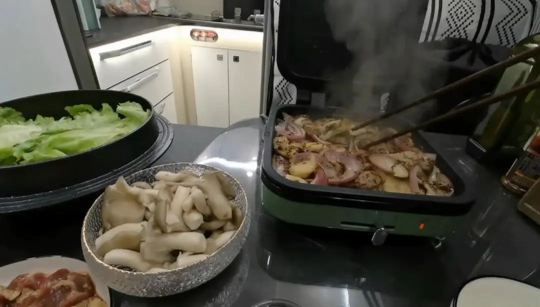 58歲的她，自駕房車旅居，一人兩犬，活成了自己喜歡的樣子