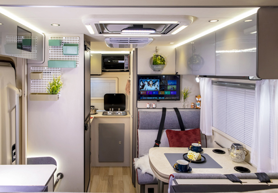 中秋月圓，與家人在路上相伴